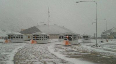 Cerraron el paso a Chile por temporal de nieve y viento