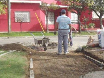 Construyen rampas de acceso en las plazas del distrito