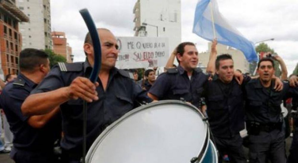 Reclamo salarial: Efectivos de la Polica Bonaerense protestarn frente a la Gobernacin