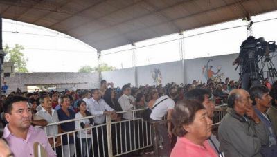 Detr�s del acto: el pueblo que no se vio