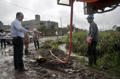 El intendente recorri� los barrios m�s complicados por las lluvias