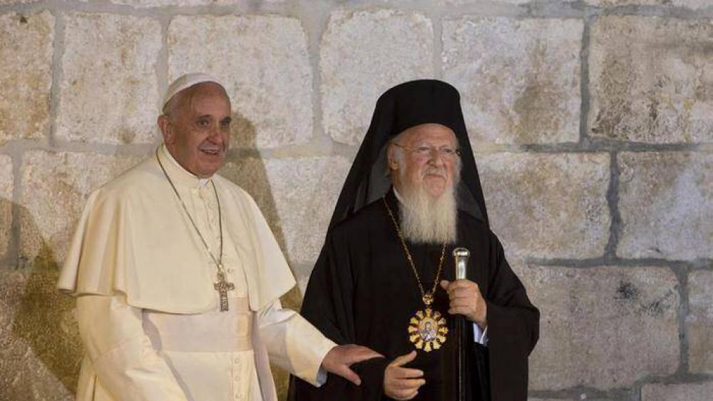 El Papa visitará un campo para refugiados en Lesbos y rezará por los migrantes muertos