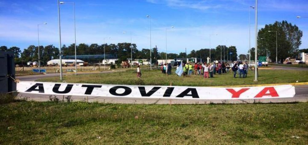 Vidal y Macri anunciaron obras h�dricas para Roque P�rez y la creaci�n de la Autov�a N� 3