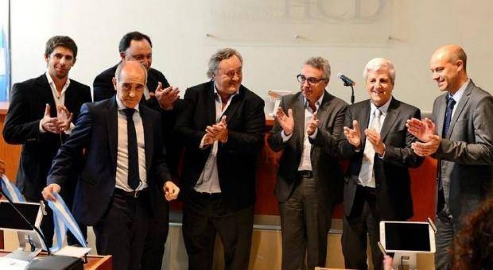 De la Torre apareci� en un acto massista acompa�ado por el vicegobernador, Daniel Salvador