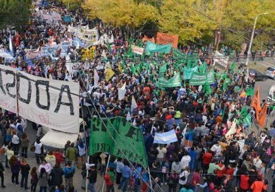 Impactante marcha multisectorial en R�o Gallegos. Entre 8 y 10 mil personas le pasaron un aviso a la gobernadora
