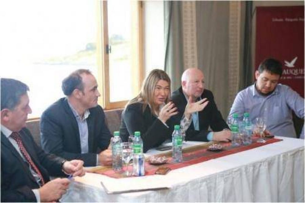 Representantes de c�maras privadas se reunieron con la Gobernadora