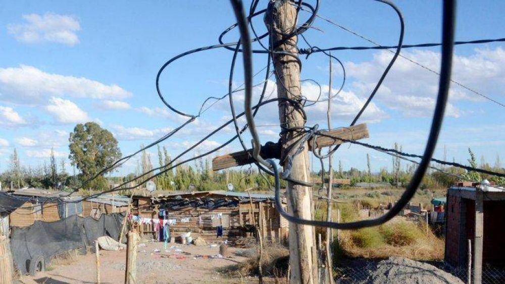 Hay 7000 familias colgadas de la luz que corren peligro