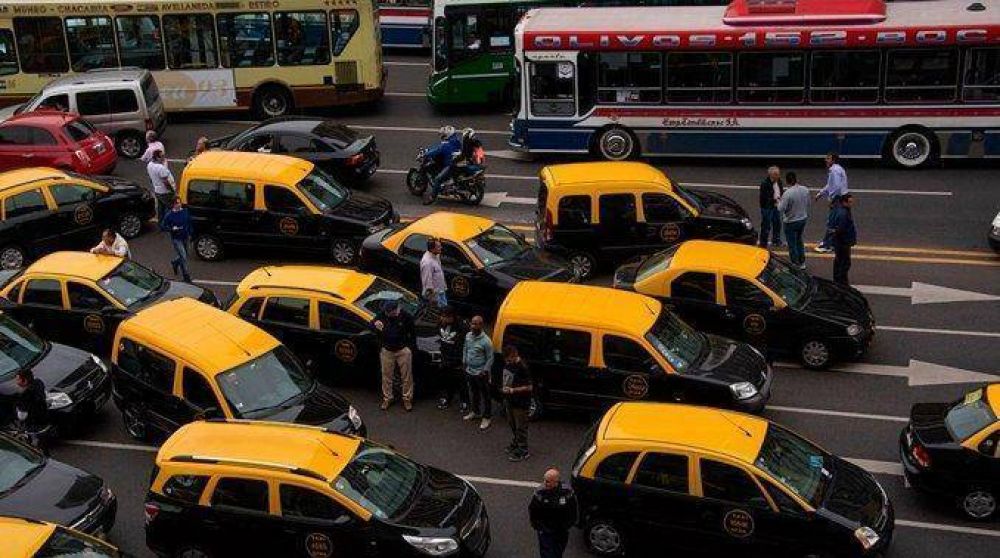 Los taxistas levantaron los 25 piquetes contra la llegada de Uber