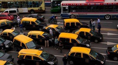 Los taxistas levantaron los 25 piquetes contra la llegada de Uber