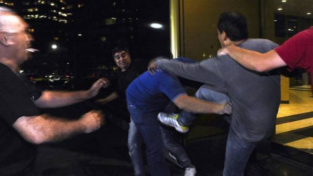 Crece la tensi�n en la pelea de taxistas con Uber: un allanamiento termin� a las pi�as