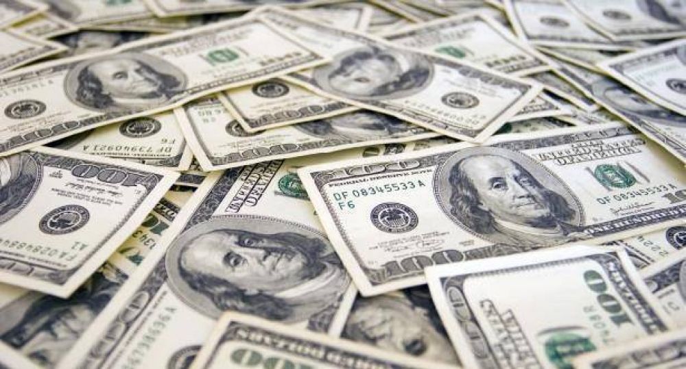 D�lar cedi� nueve centavos a $ 14,56 y toc� m�nimo en m�s de dos meses