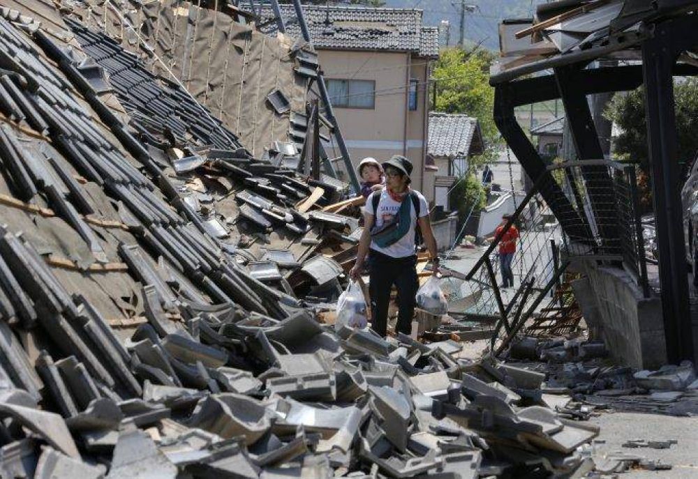 Japón descarta tsunami tras el fuerte terremoto de 7 grados en sur del país
