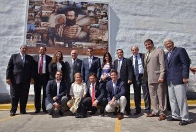 Gustavo S�enz inaugur� una obra de arte de G�emes