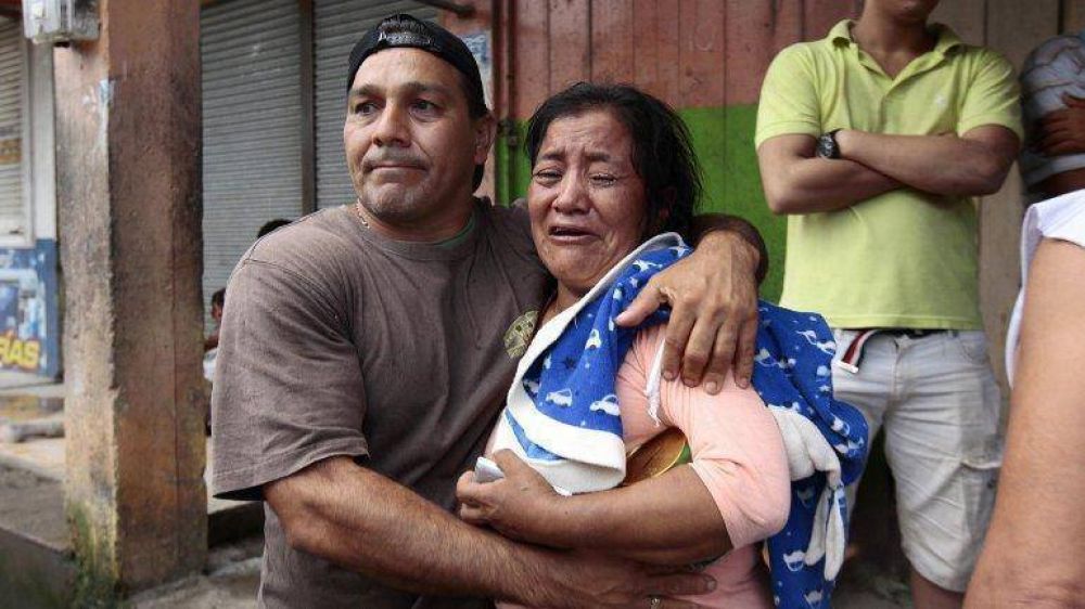 El presidente de Ecuador anunci que el nmero de muertos por el terremoto asciende a 233