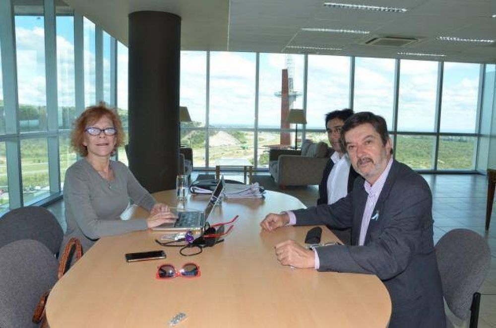 La ministra Ba�uelos recibi� al intendente de Merlo