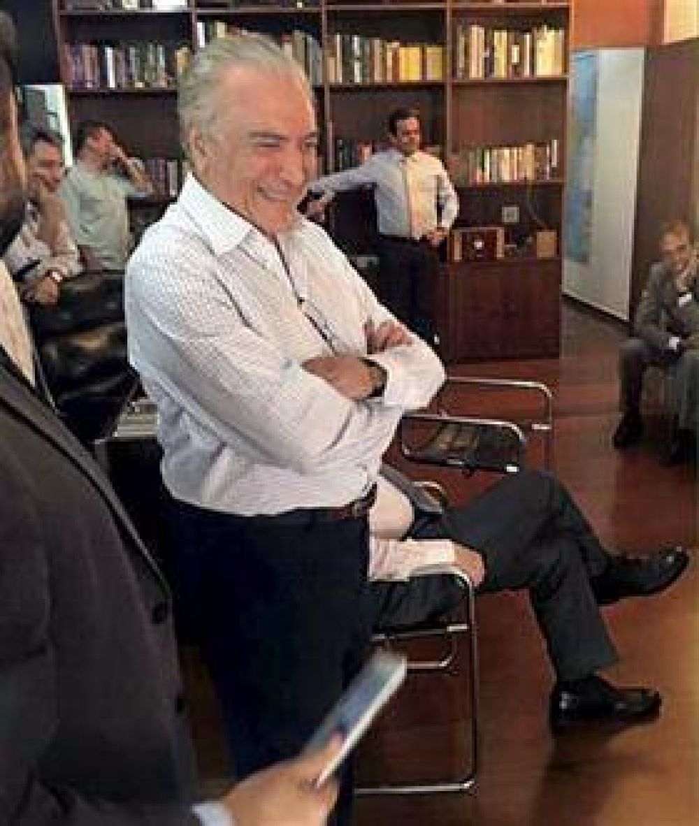 Empez� una transici�n que hab�a sido frenada por una farsa pol�tica