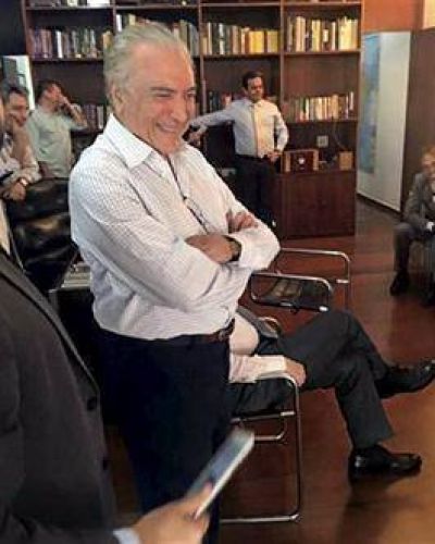 Empez� una transici�n que hab�a sido frenada por una farsa pol�tica