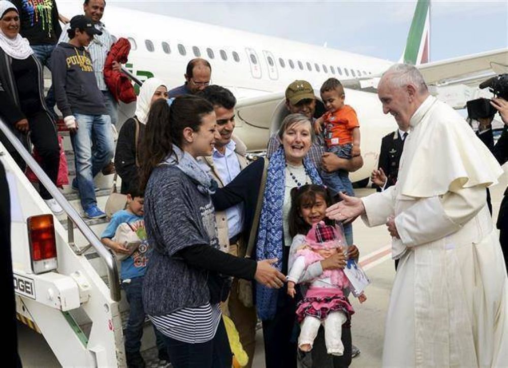 Más que un gesto: el Papa lleva al Vaticano a 12 refugiados de Lesbos