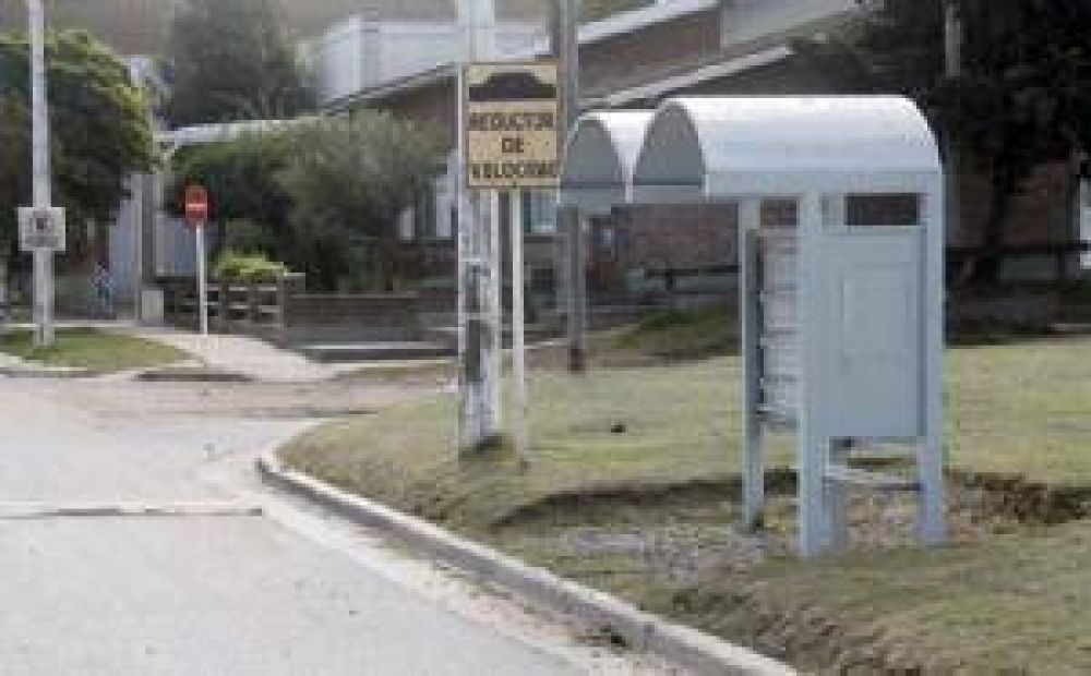 Refugios de �mnibus para todos los gustos, columnas y carteles, crean desorden de la v�a p�blica