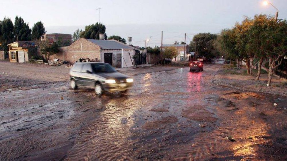 El agua de una cisterna corre por las calles de Centenario