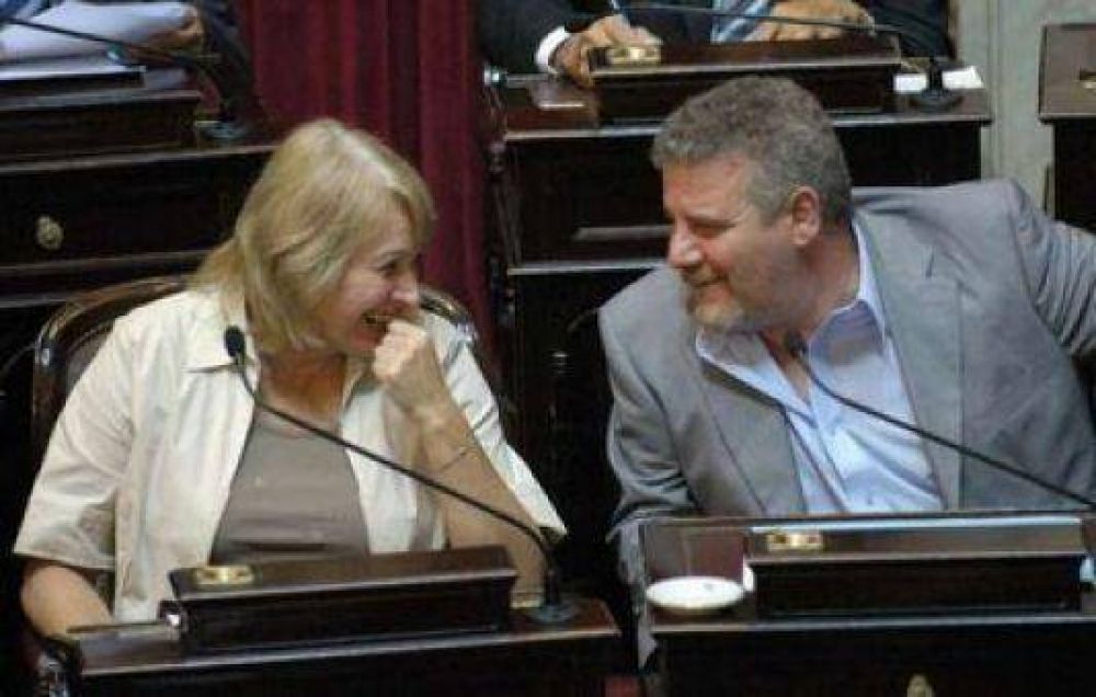 Jos� Mart�nez y Mar�a D�az votaron a favor de los Superpoderes K