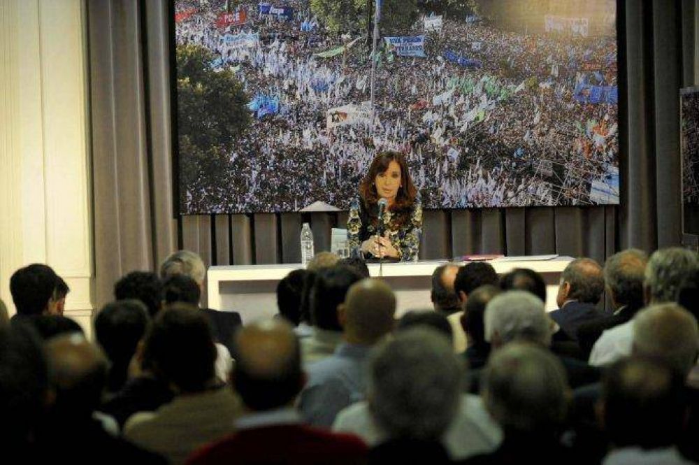 Cristina Kirchner recibi a 52 intendentes de la Provincia