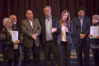 Vidal hizo entrega de t�tulos de propiedad a vecinos de San Miguel