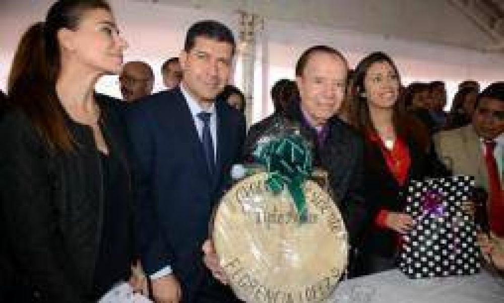 Menem ratific� su �compromiso� con los riojanos en Aimogasta