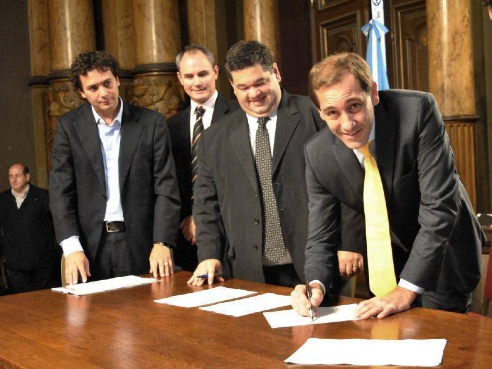 Berisso y La Plata firmaron un acuerdo con el BID: �Comenzamos el camino hacia la planificaci�n�, dijo Garro