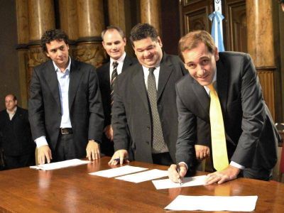 Berisso y La Plata firmaron un acuerdo con el BID: �Comenzamos el camino hacia la planificaci�n�, dijo Garro