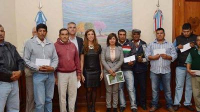 Operarios agradecen a la gobernadora por la inclusi�n en obras h�dricas