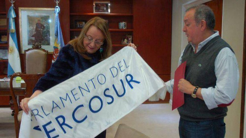 La Gobernadora Alicia Kirchner recibi al Parlamentario del Parlasur Mario Metaza