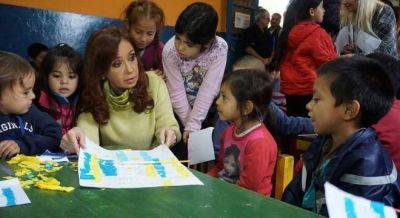 Cristina visit� a curas de la Isla Maciel y le disputa la agenda pol�tica a Macri