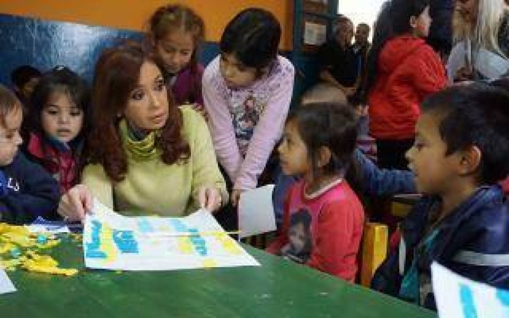 Cristina visit� una parroquia en la Isla Maciel