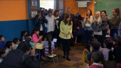 Cristina no se corre de la agenda: visit� la Isla Maciel y recibi� a intelectuales K
