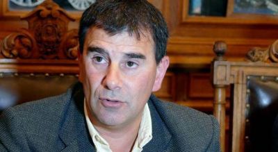 Intendente de Azul se aument� el sueldo en un 34%, salieron a repudiarlo y se arrepinti�