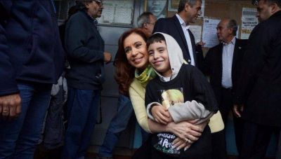 Con los pies en el barro, Cristina empuja al kirchnerismo al territorio