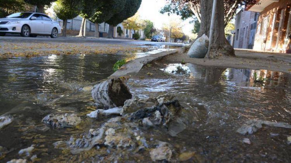 Colapso en las cloacas afecta a vecinos de Roca
