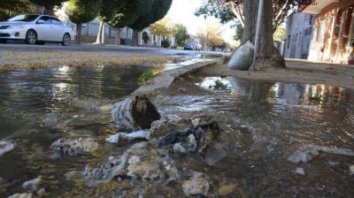 Colapso en las cloacas afecta a vecinos de Roca