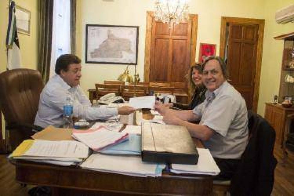 Weretilneck entreg aporte de $250.000 para viviendas en Catriel