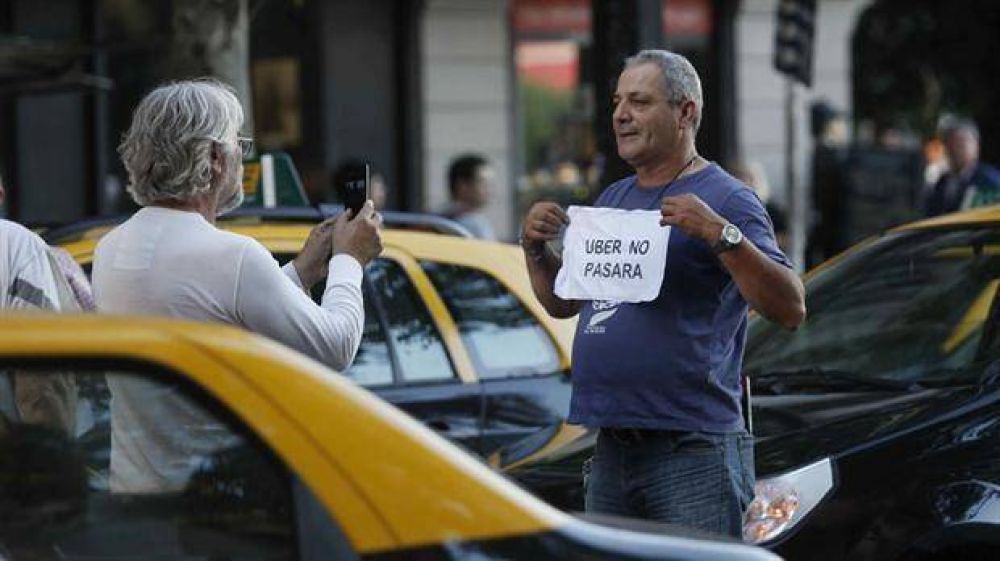 Taxistan protestan contra Uber en el Obelisco y en la Jefatura de Gobierno porteo