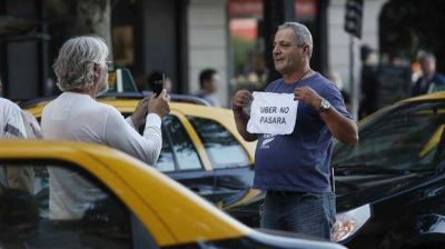 Taxistan protestan contra Uber en el Obelisco y en la Jefatura de Gobierno porte�o