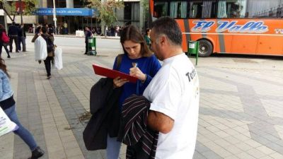 ADN junta firmas contra el aumento del boleto