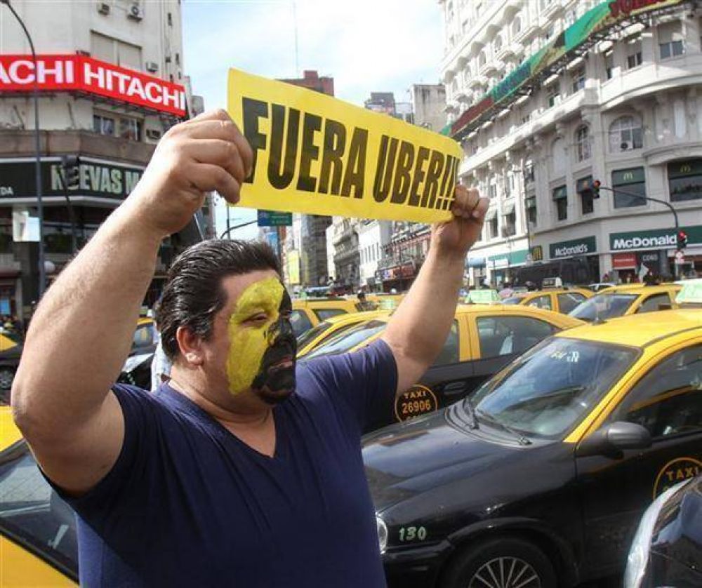 Ms protestas de taxistas contra Uber, que sigue disponible