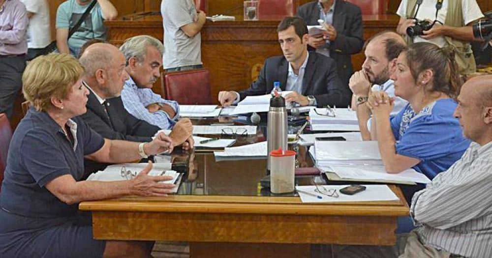 Nuevos pedidos para que se aclare el pago de sueldos pol�ticos con horas docentes