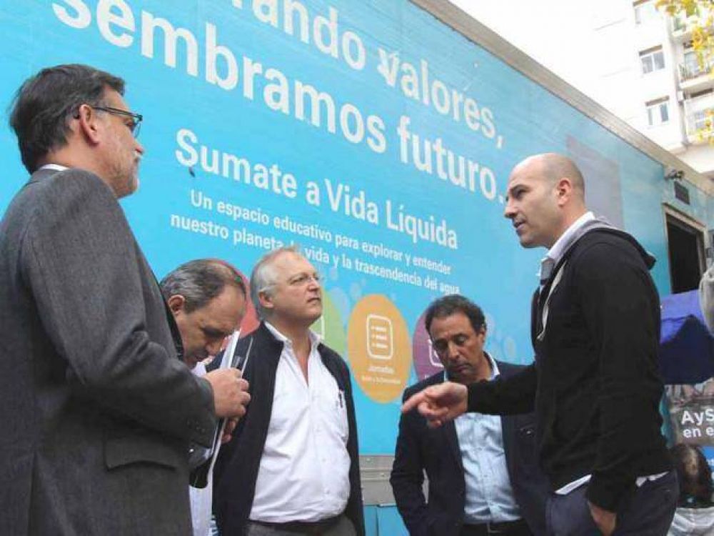 El intendente Molina visit� el cami�n de la empresa AySA