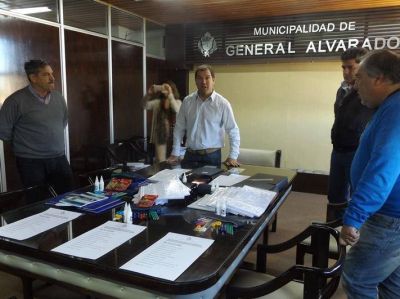 Miramar: El Intendente Municipal, Dr. Di Cesare presento los kits escolares, y realiz� anuncios