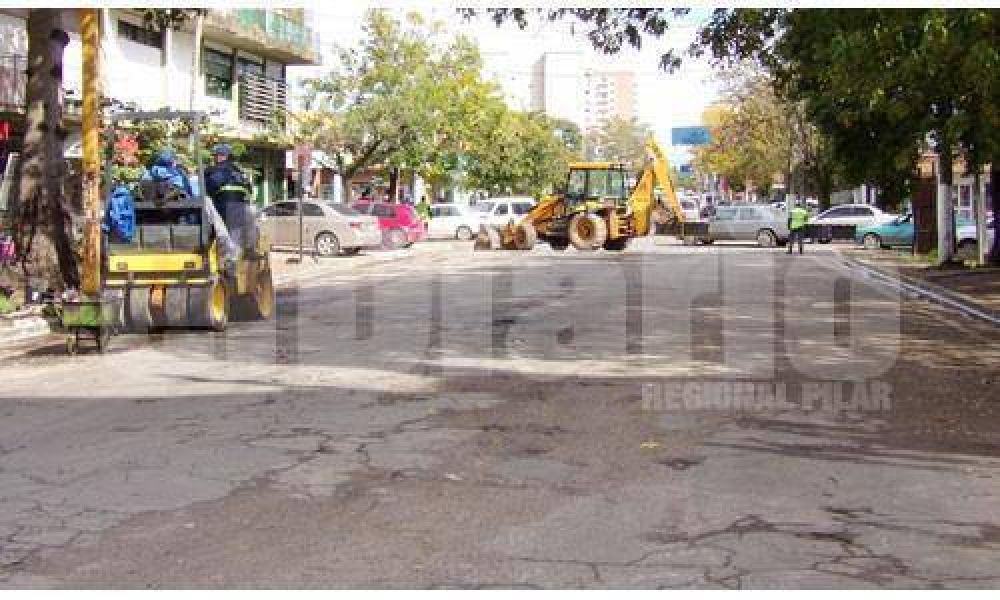 Par� la lluvia y el Municipio sali� a tapar los baches del centro