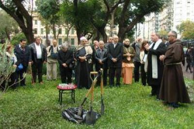 El CIRA particip� de la ceremonia de plantaci�n de un olivo en el aniversario de la independencia de Siria