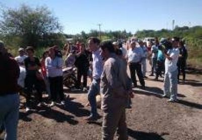 Corti y Ponzio garantizaron a los vecinos de Vuelta de Obligado que las obras empiezan este viernes